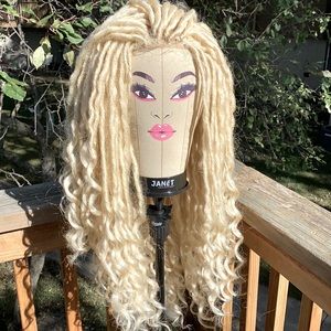 Blonde faux locs wig!! 💛